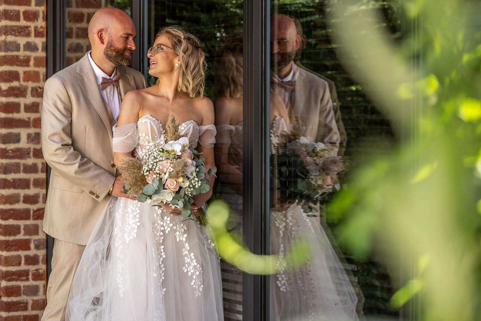 Trouwringen in het midden van een lichtroze, crèmekleurige bloem.