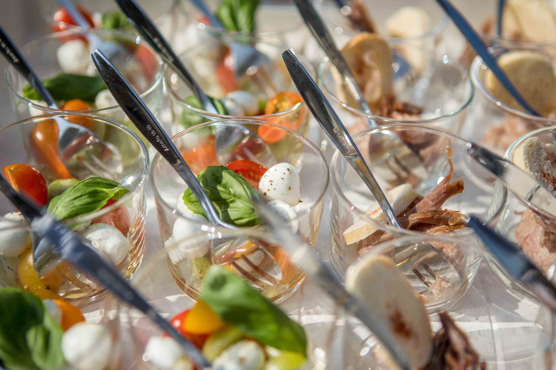 Kleine voedselbakjes met diverse hapjes en lepels.