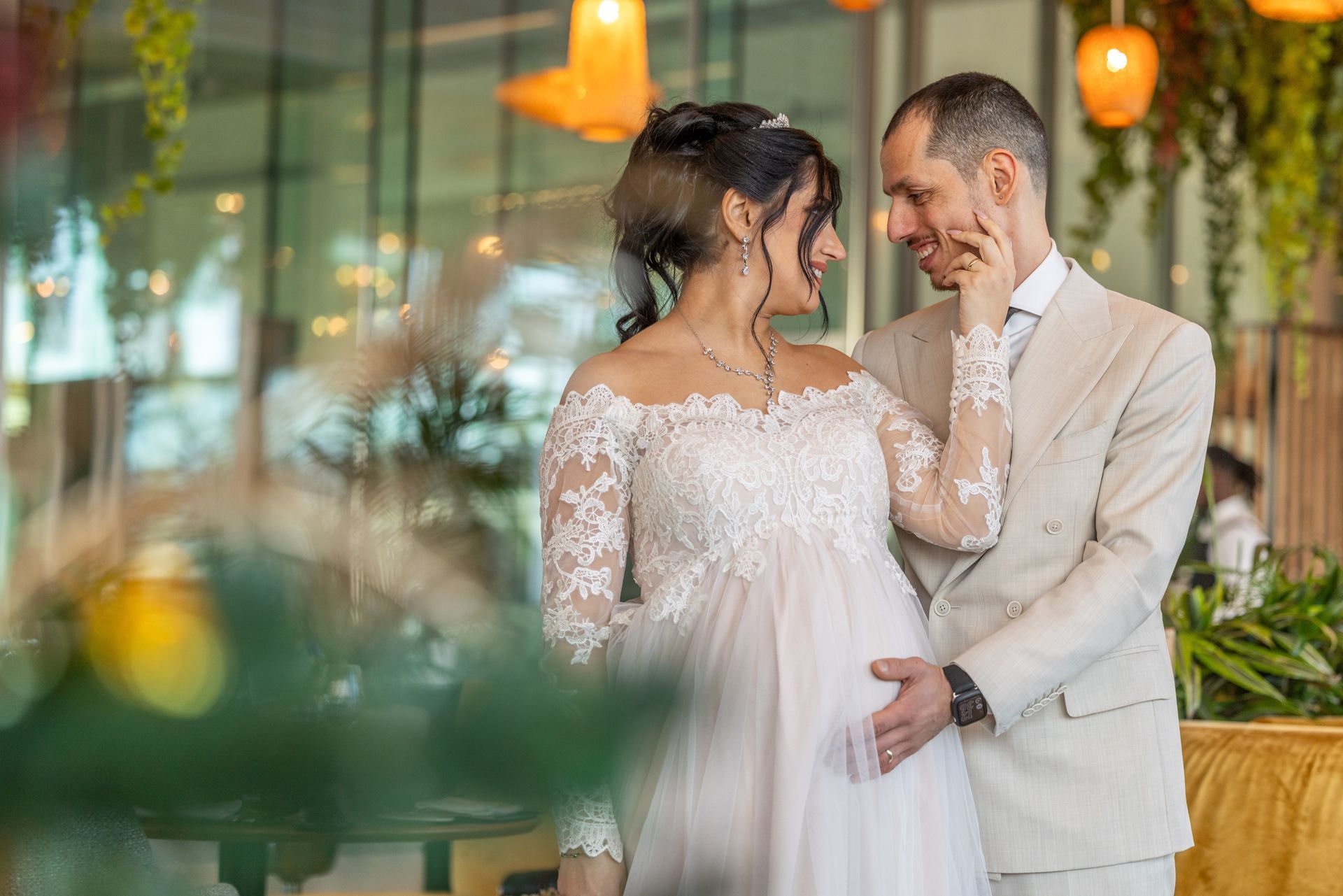 Bruid en bruidegom tijdens Armeens huwelijk in Antwerpen