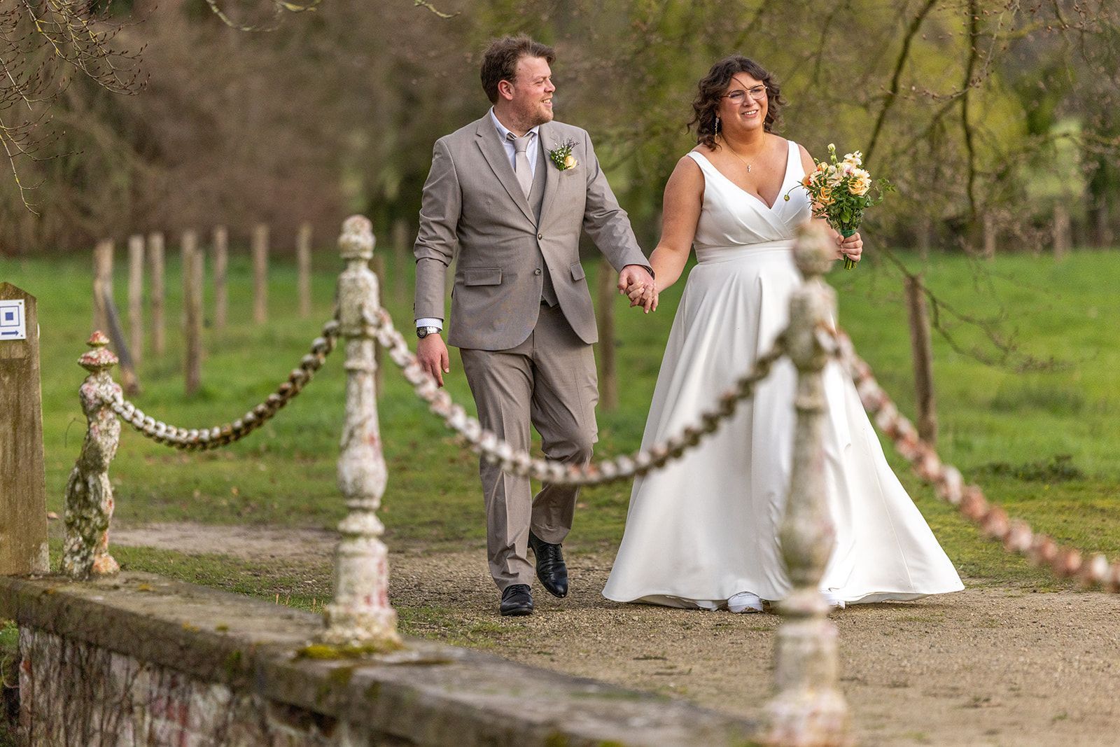 Trouwringen in het midden van een lichtroze, crèmekleurige bloem.