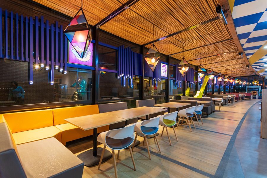 Un restaurante con mesas y sillas y techo a cuadros.