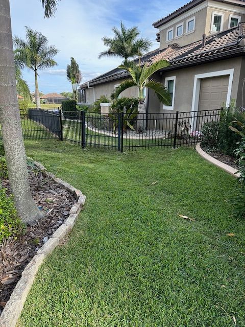 Decorative aluminum fence