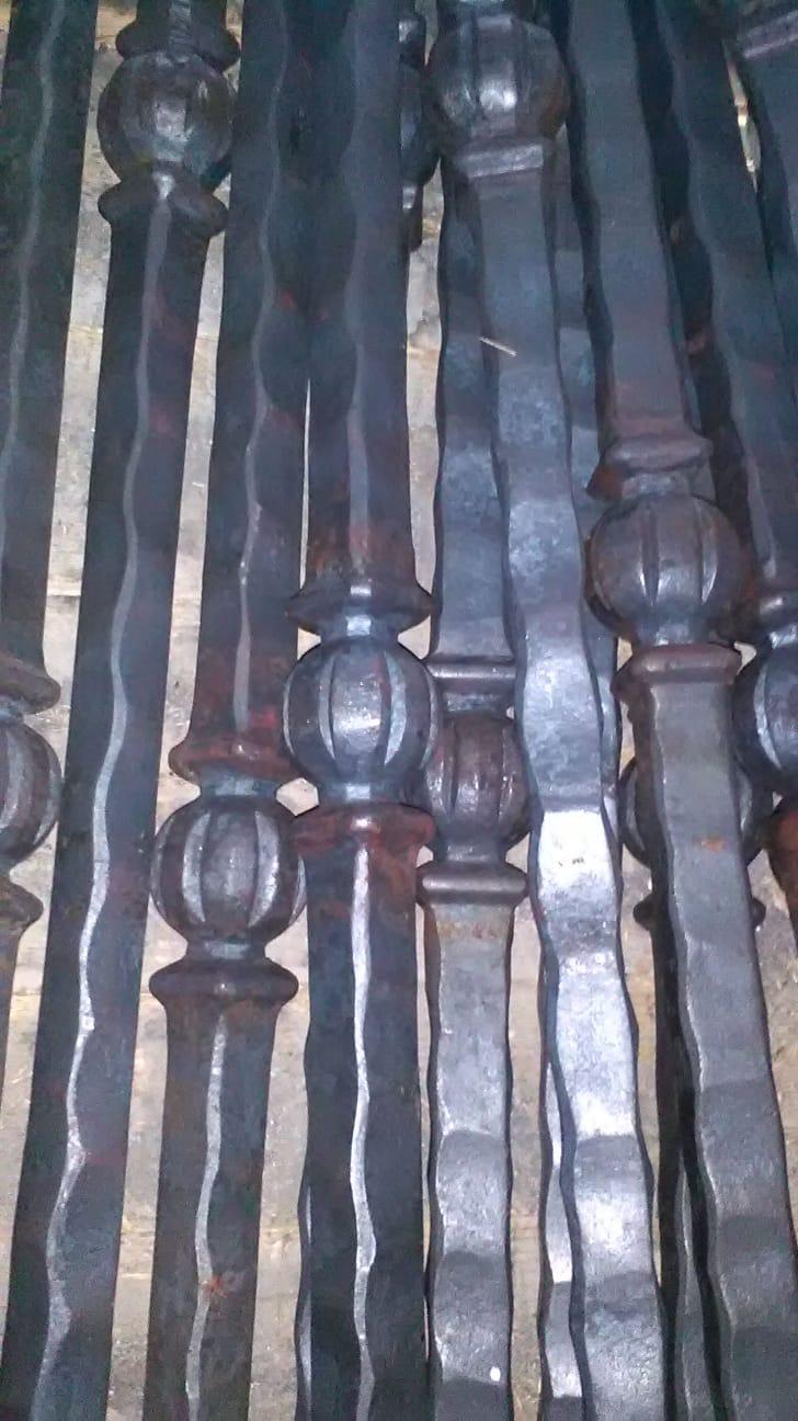pali in ferro battuto impilati uno accanto all'altro