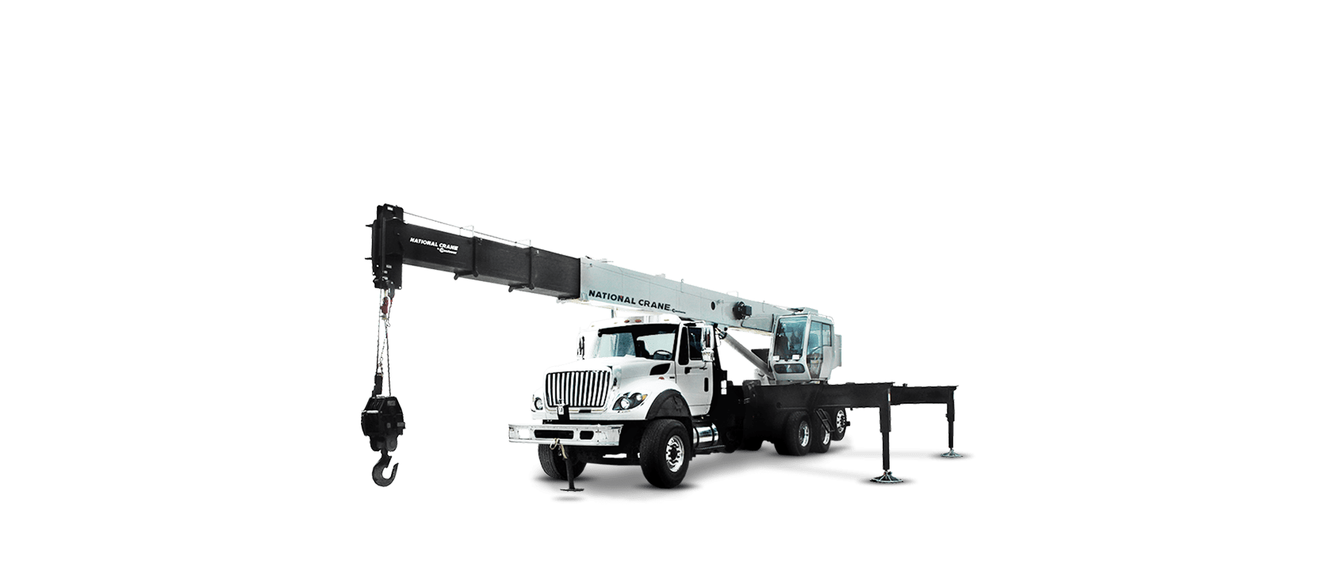 Un camión blanco con una grúa acoplada a él sobre un fondo blanco.