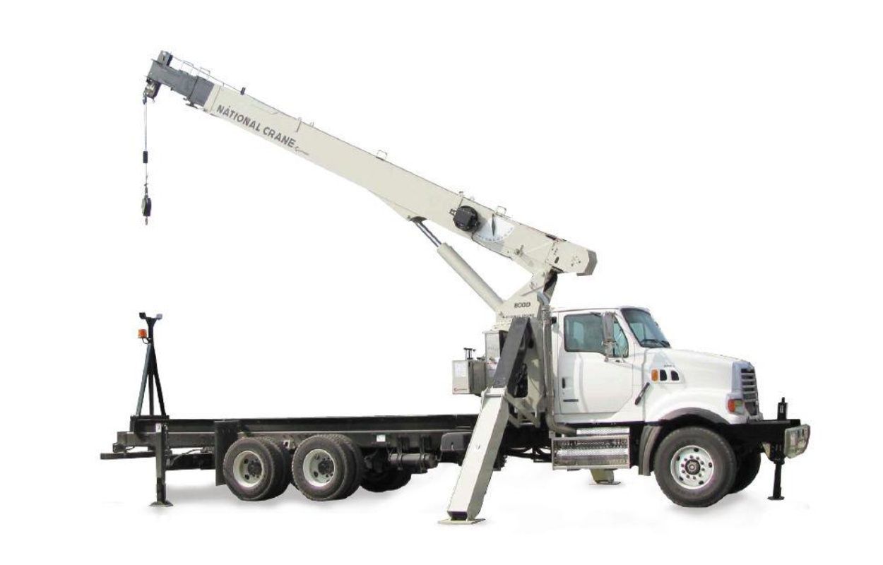 Un camión blanco con una grúa acoplada a él sobre un fondo blanco.