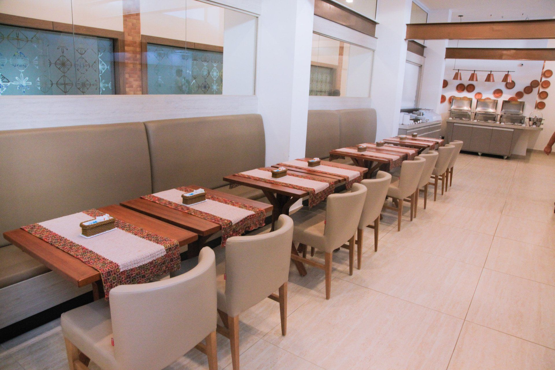 Restaurante mesas e cadeiras
