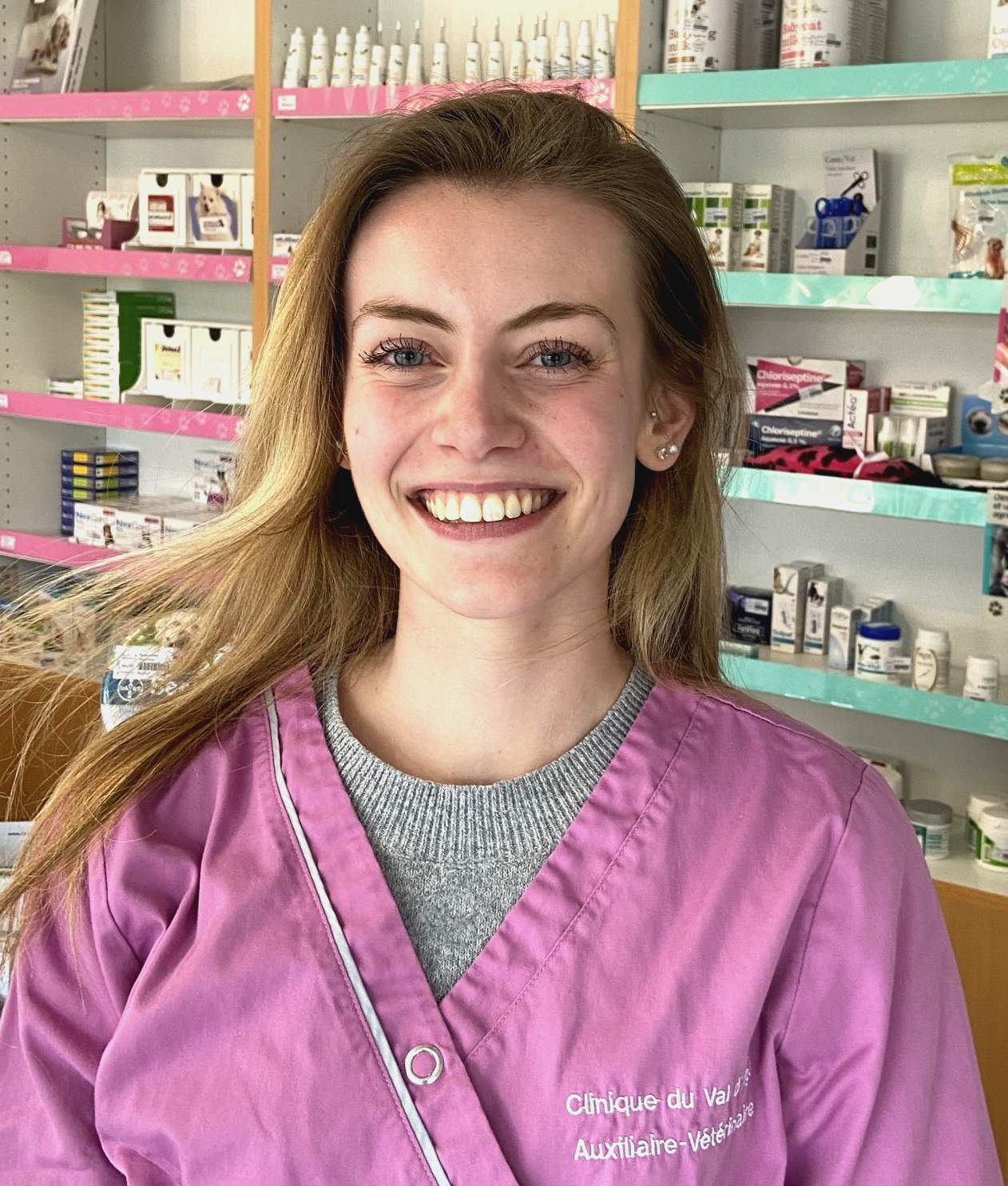 Léa a définitivement intégré l'équipe suite à l'obtention de son diplôme d'auxiliaire spécialisée vétérinaire. Léa veille à accueillir chaque patient avec beaucoup de douceur et de chaleur. Très patiente, elle se met au service de tous : patients, propriétaires et collègues avec bienveillance.