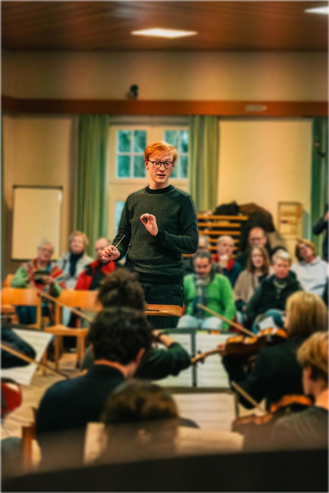 Probe mit Musiker:innen und Dirigenten im Rahmen einer musikalischen Bildungsinitiative