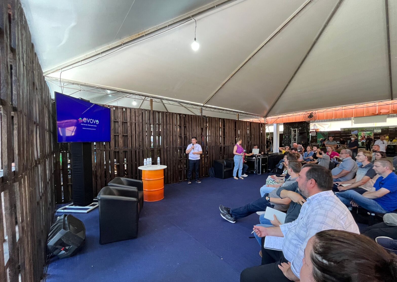 equipe apresentando na expoafubra em santa cruz do sul