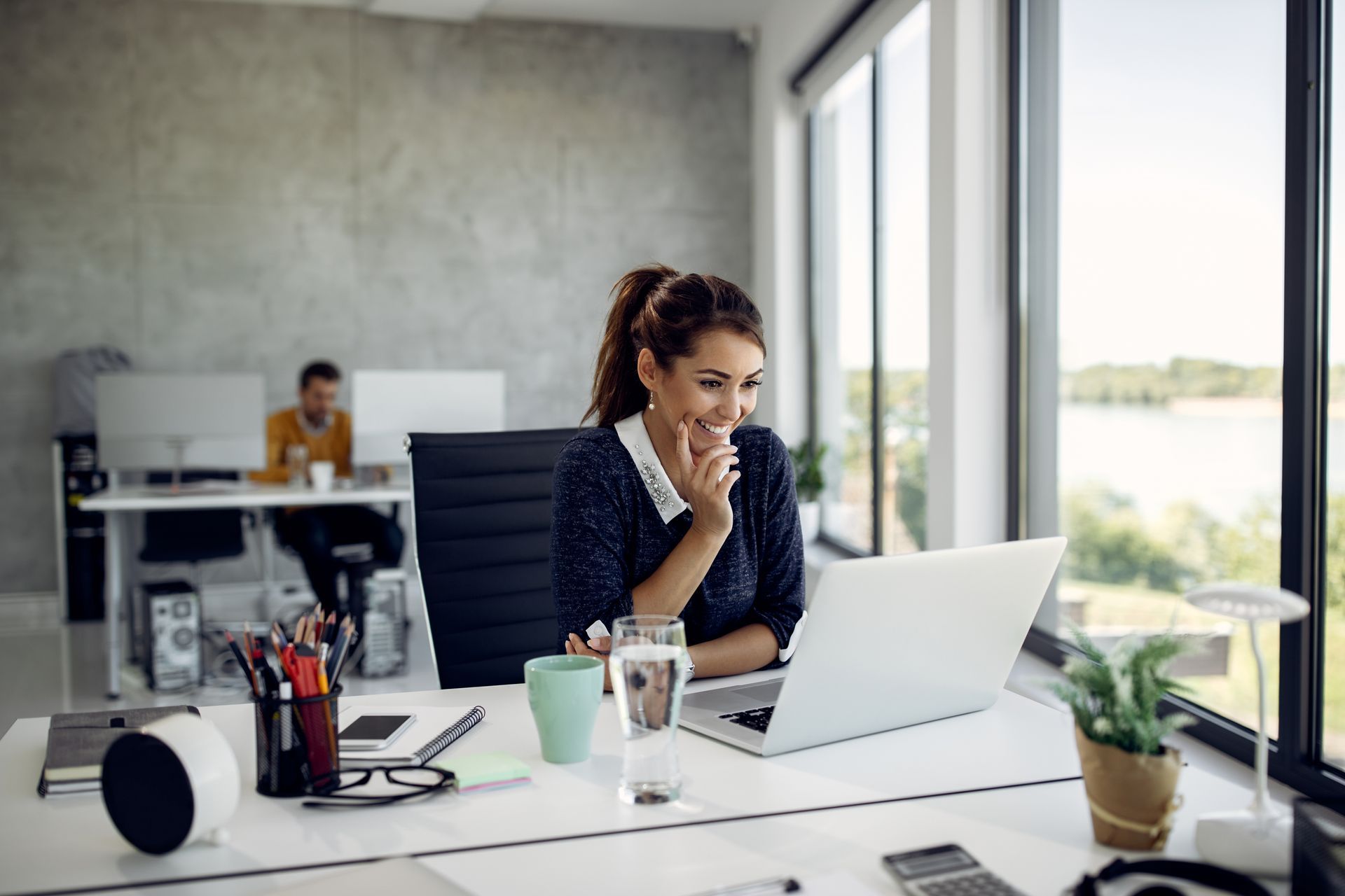 mulher feliz trabalhando em um sistema no computador