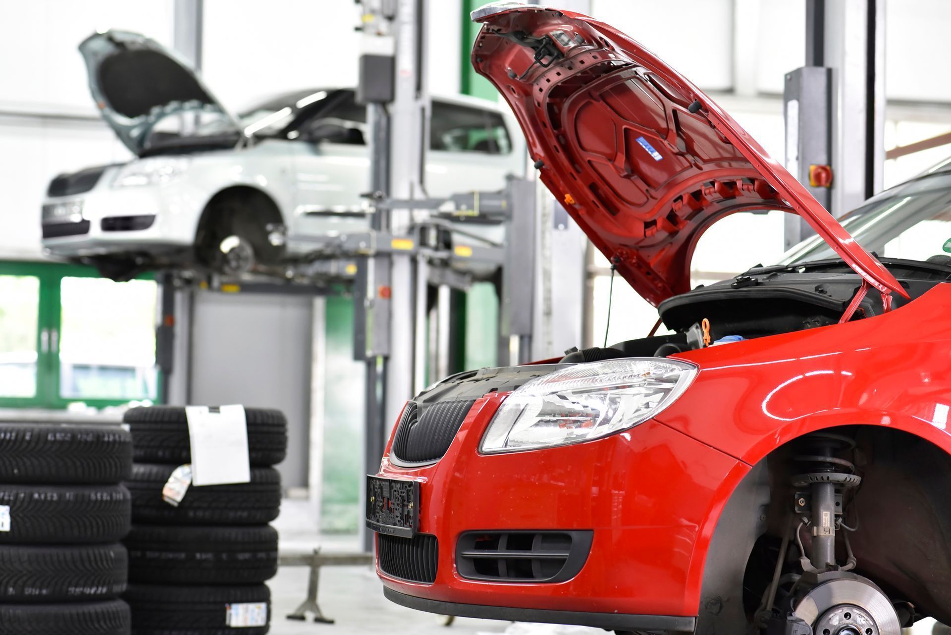 Prima e dopo il restauro dei fari di un'auto. Il faro superiore è opaco, quello inferiore è trasparente.