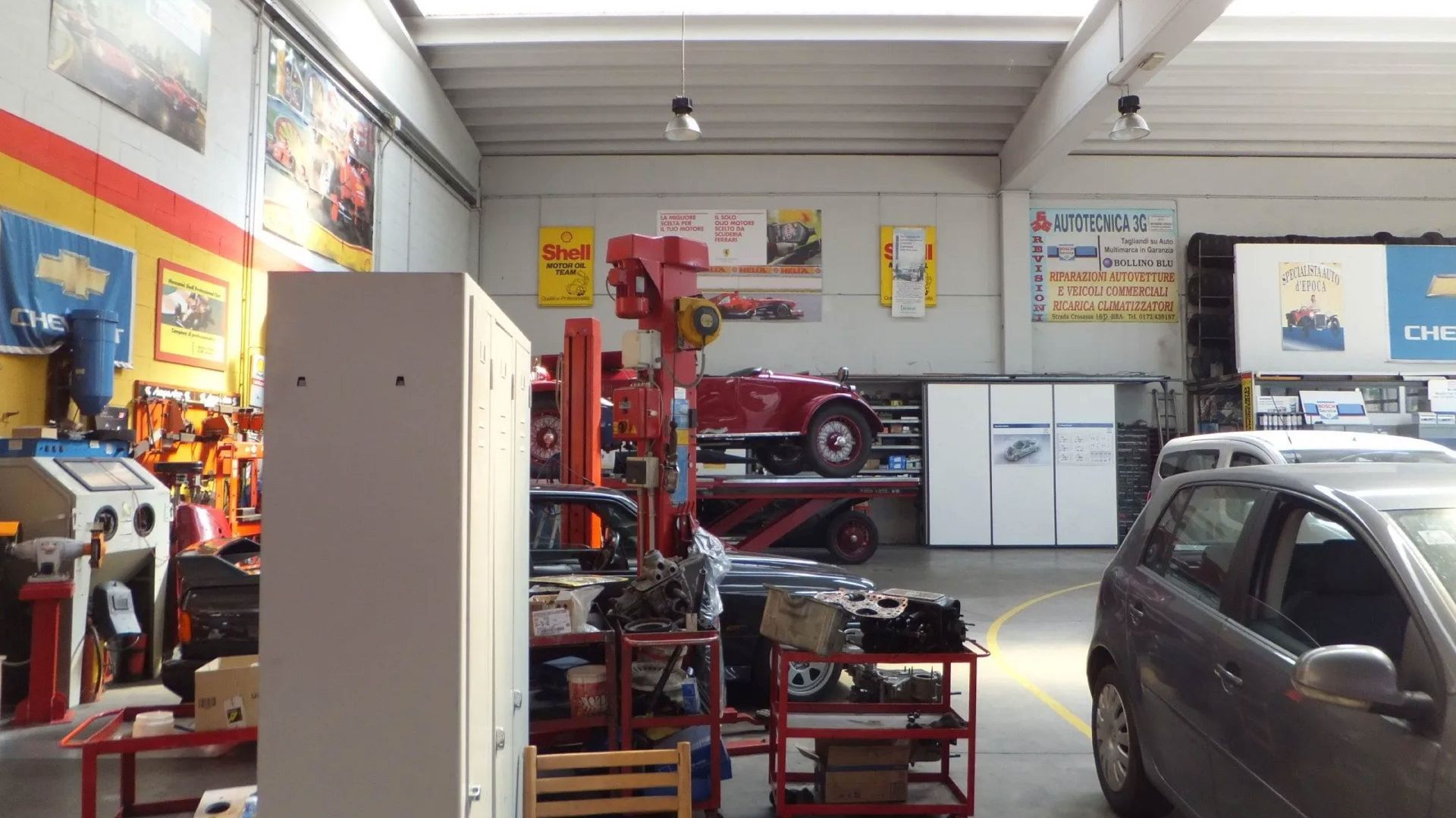 Prima e dopo il restauro dei fari di un'auto. Il faro superiore è opaco, quello inferiore è trasparente.