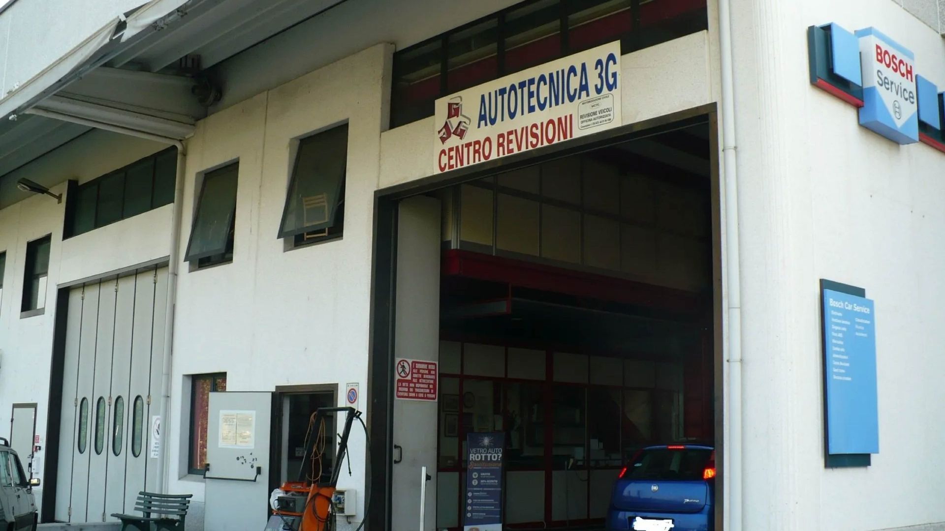 Berlina BMW M3 grigia con cerchi neri e pinze dei freni rosse parcheggiata su una strada.