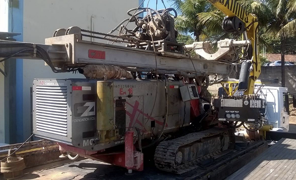 Uma grande máquina está estacionada na beira da estrada.