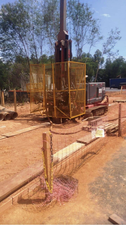 Uma grande máquina está no topo de um campo de terra.