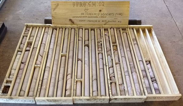 Uma caixa de madeira cheia de vários tipos de pedras