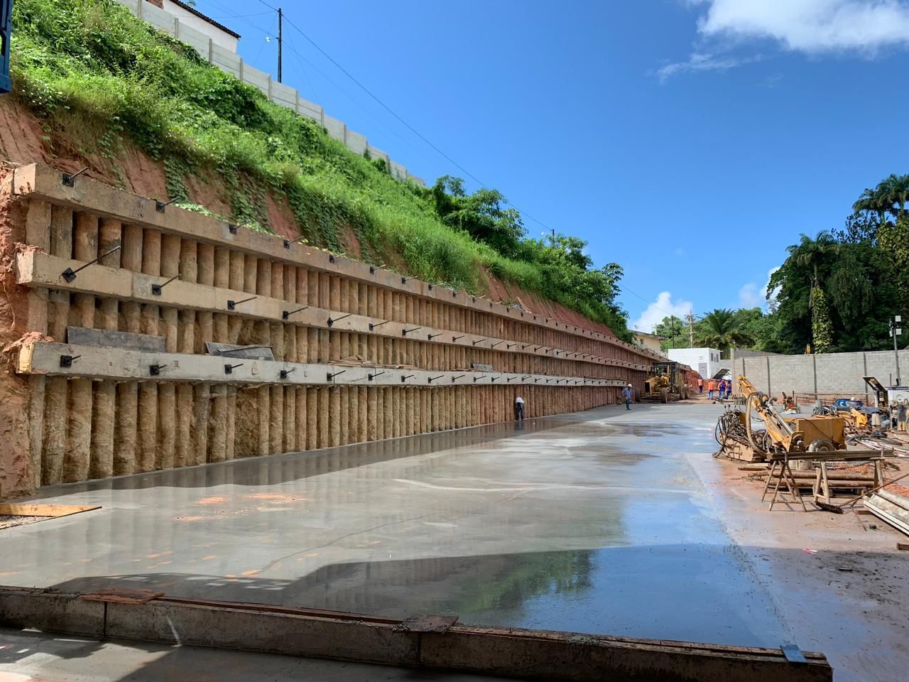 Um canteiro de obras com piso de concreto e parede de concreto.