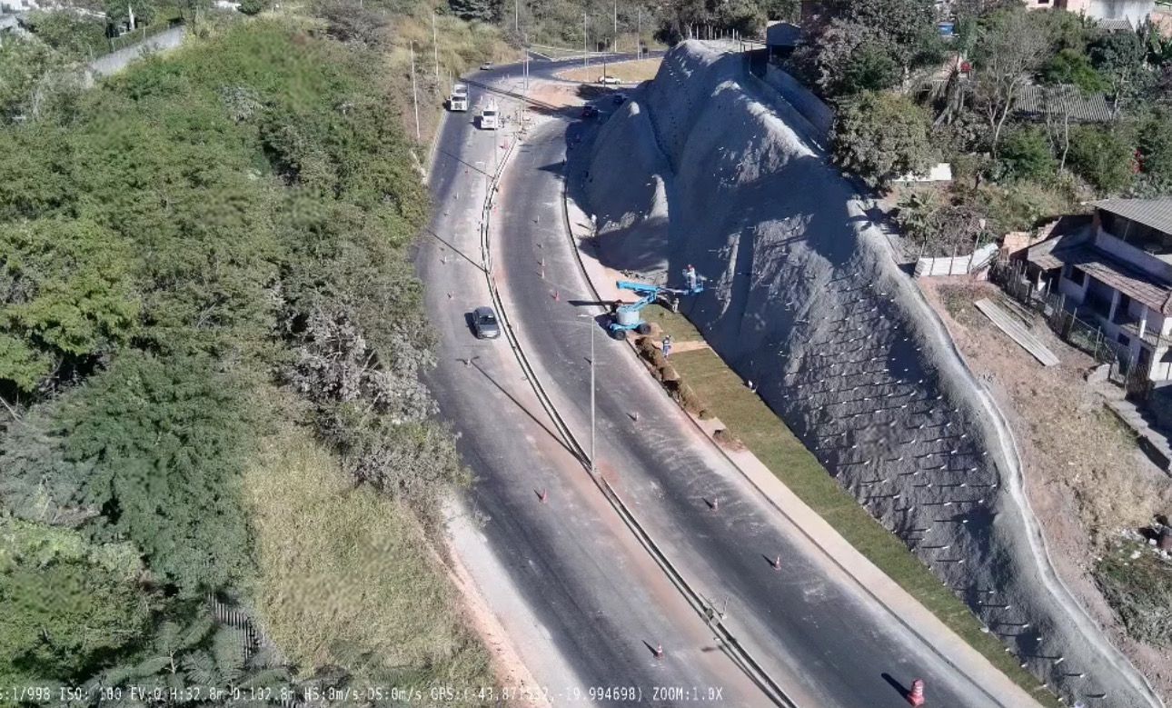 Uma vista aérea de uma estrada com carros passando por ela