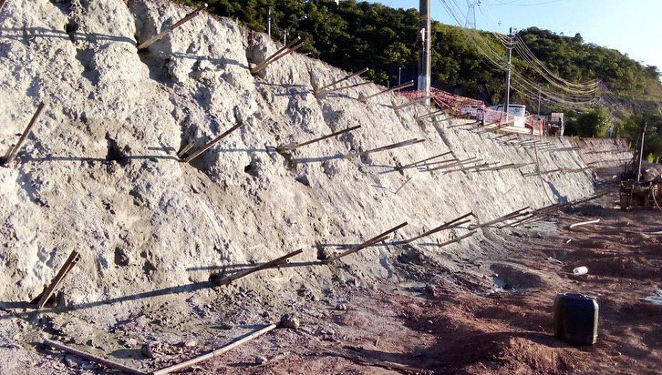 Uma grande pilha de terra está no topo de uma colina.