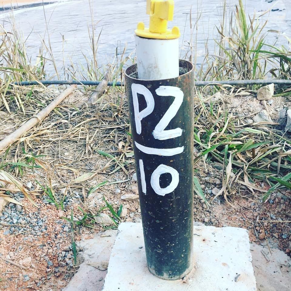 Um cano preto com uma PZ 10 pintada nele