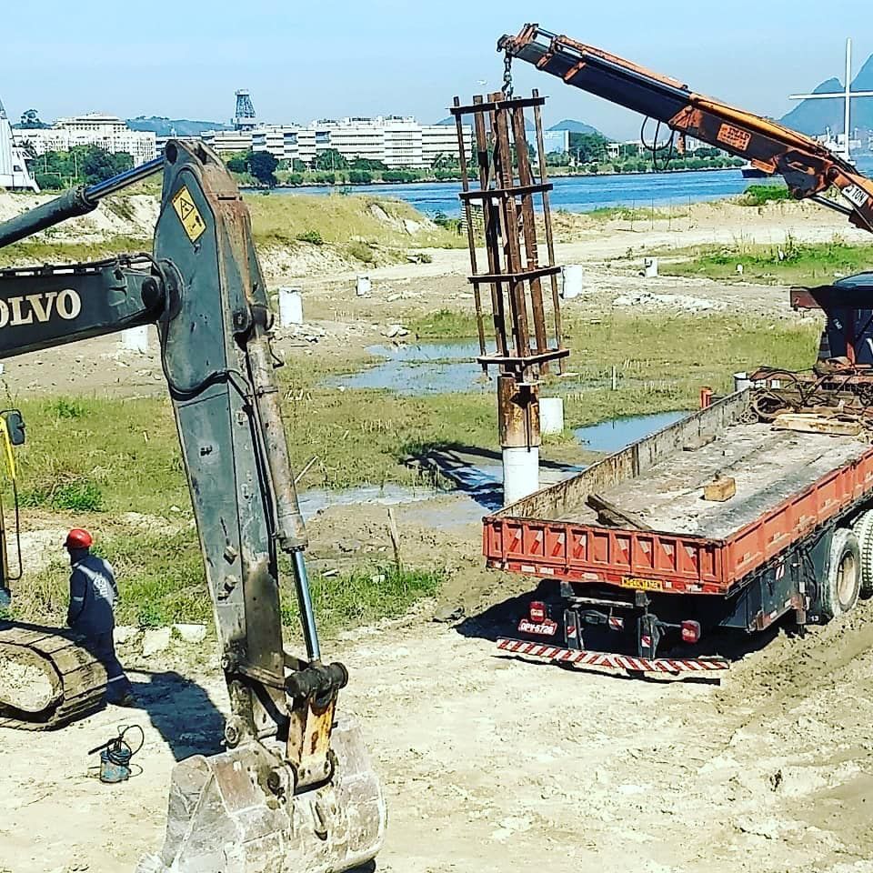 Um guindaste Volvo está levantando um grande equipamento