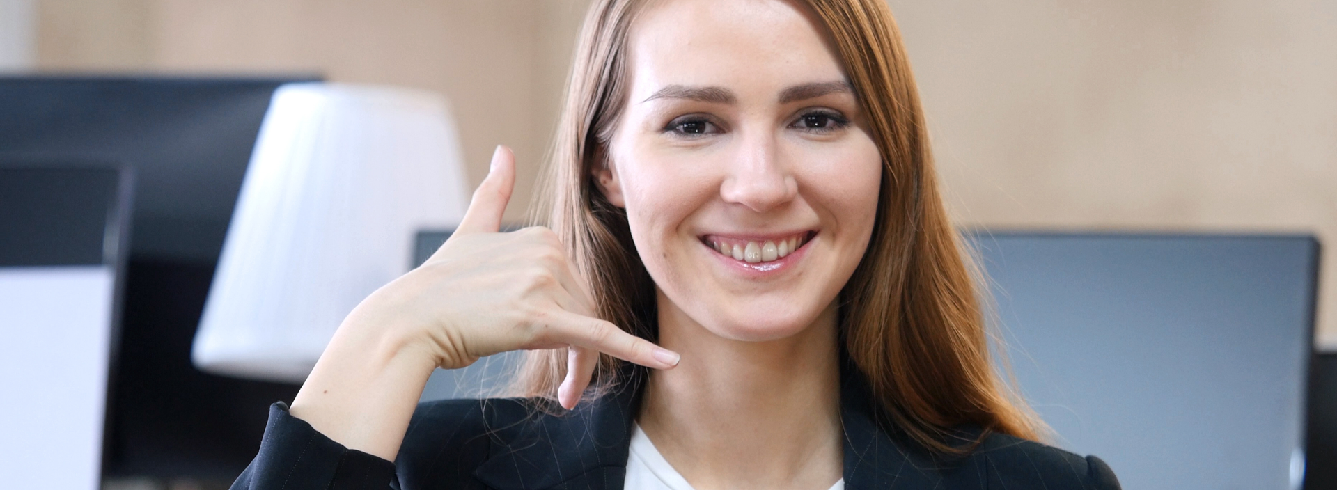 Mulher sorrindo, fazendo gesto de 