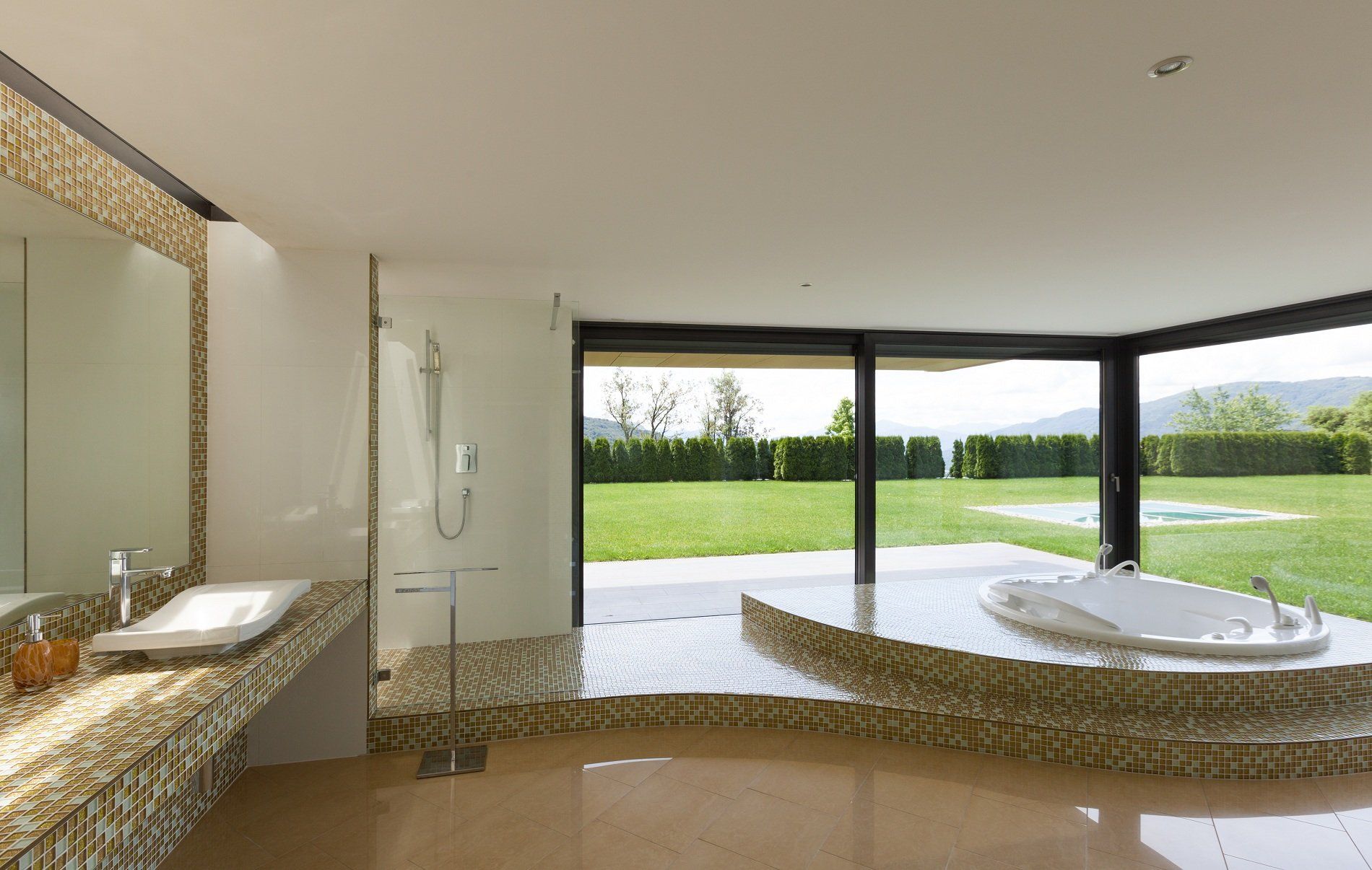 Bagno con pavimento in marmo e pareti,lavabo,zona doccia e vasca con rivestimento in piastrelle di porcellana di colore marrone e bianco