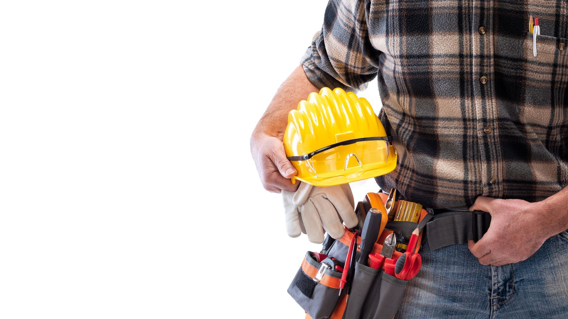 Operaio con camicia a quadri, cintura portautensili, casco giallo e guanti.
