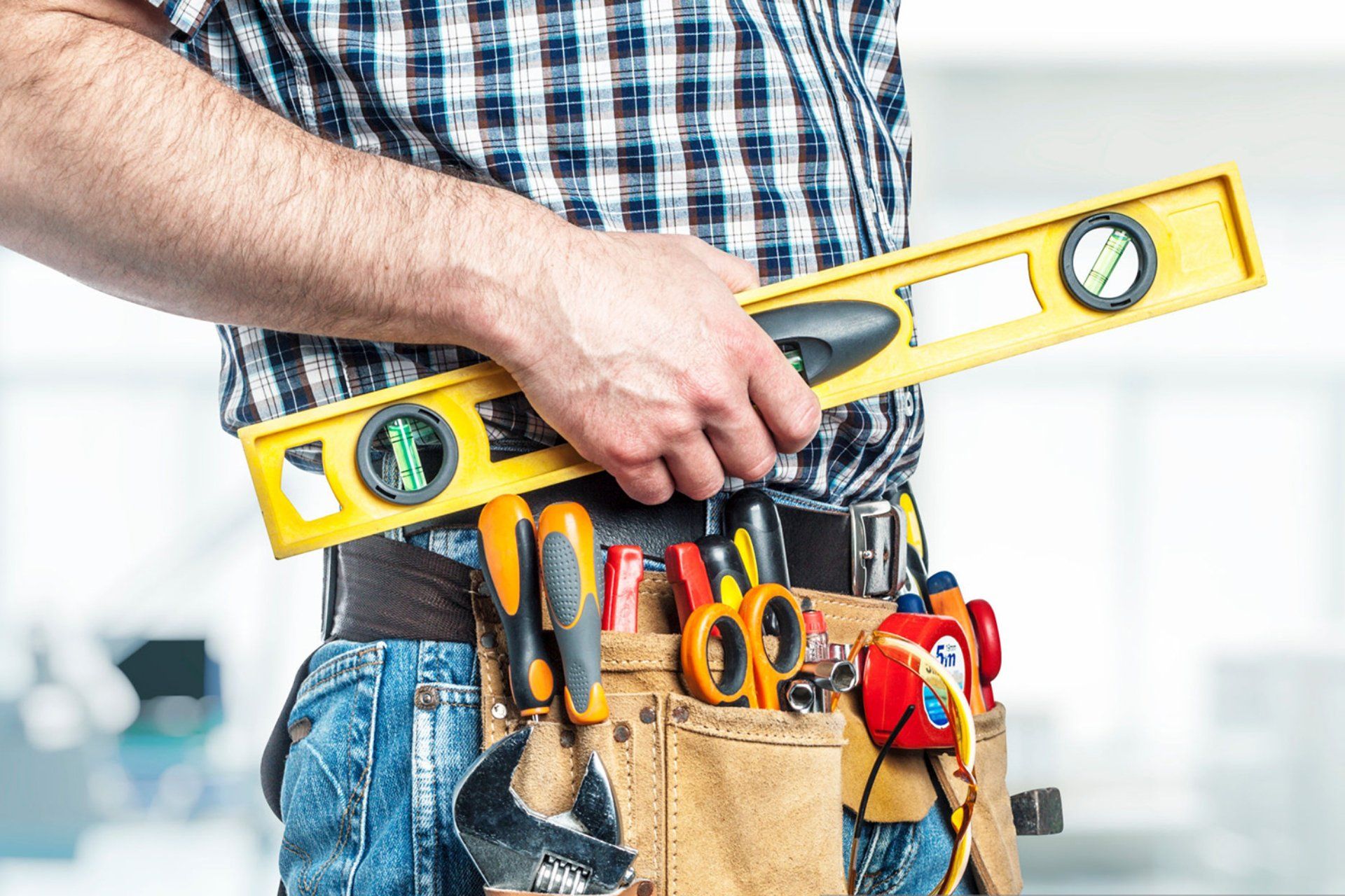 tecnico con attrezzi di lavoro