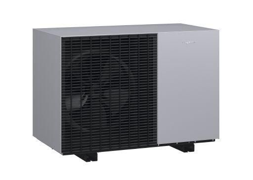 Pompa di calore esterna, grigio chiaro con griglia nera, montata su piedini neri.