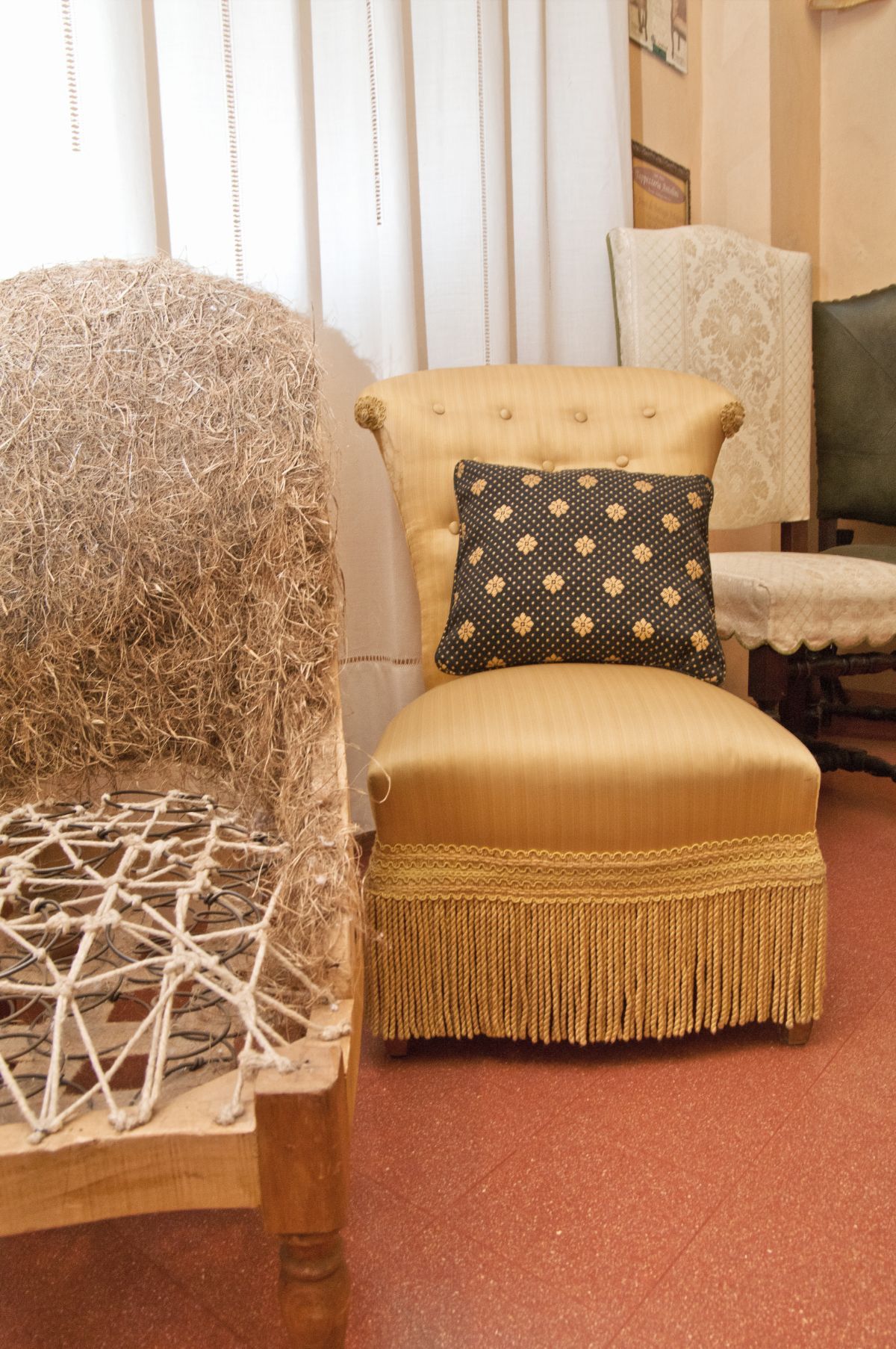 lavorazioni di tappezzeria per poltrone, sedie e cuscini