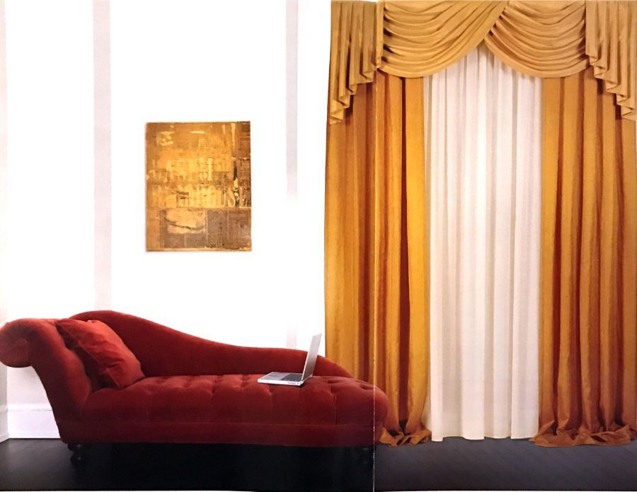 tenda per interni e divano in tappezzeria tessile