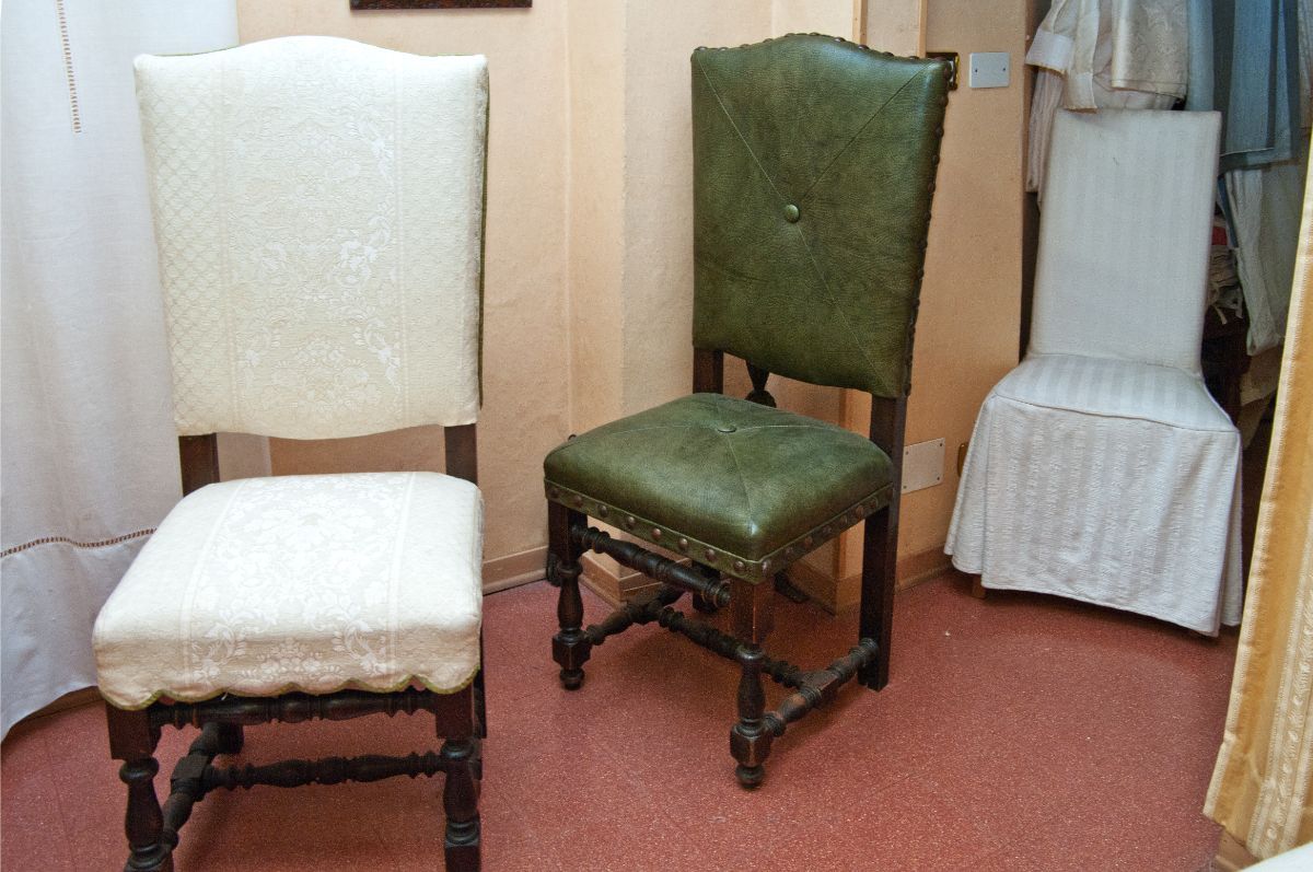 sedie rivestite in pelle e tessuti