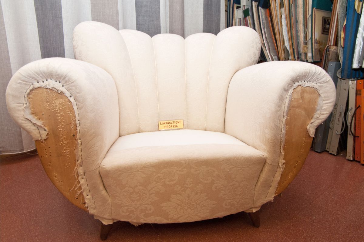 poltrona rivestita artigianalmente