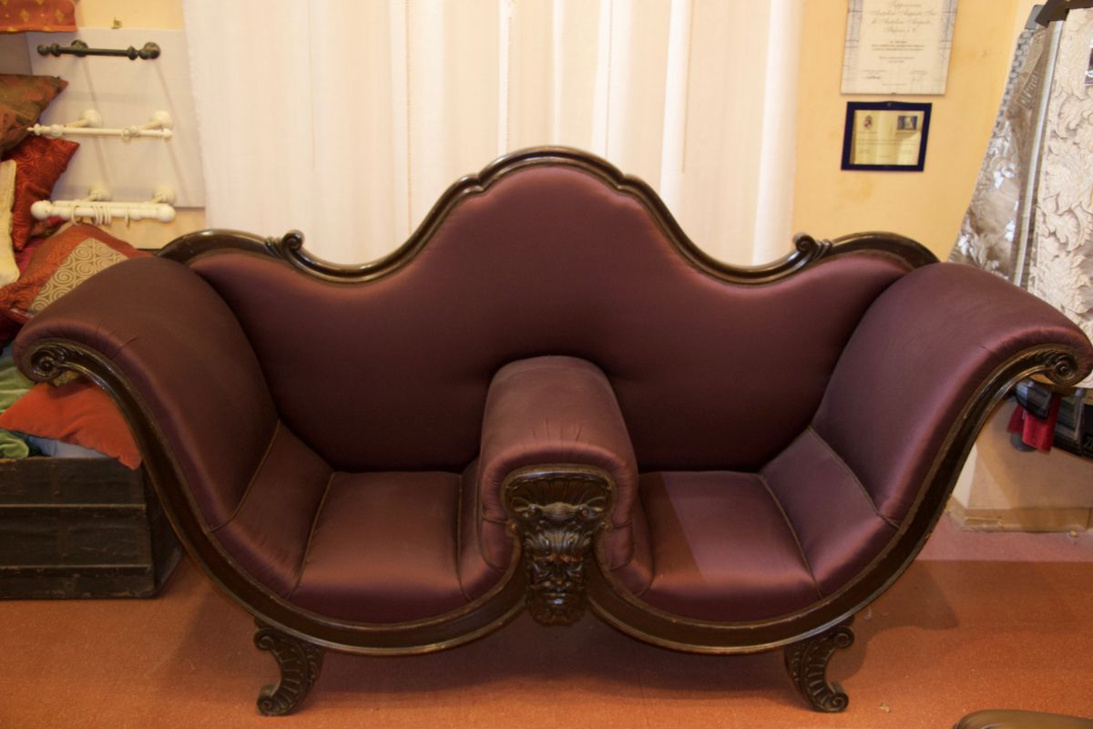 lavorazione artigianale per il rivestimento di divani