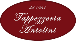 Un logo ovale color bordeaux con la scritta bianca