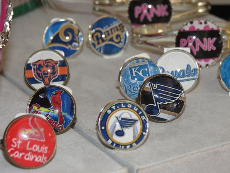 A bunch of cufflinks with one that says st. louis cardinals