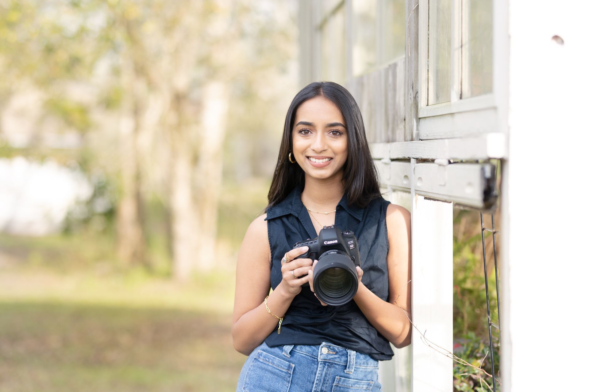 A Woman Holding A Camera - Friendswood, TX - 4 Peas Photography
