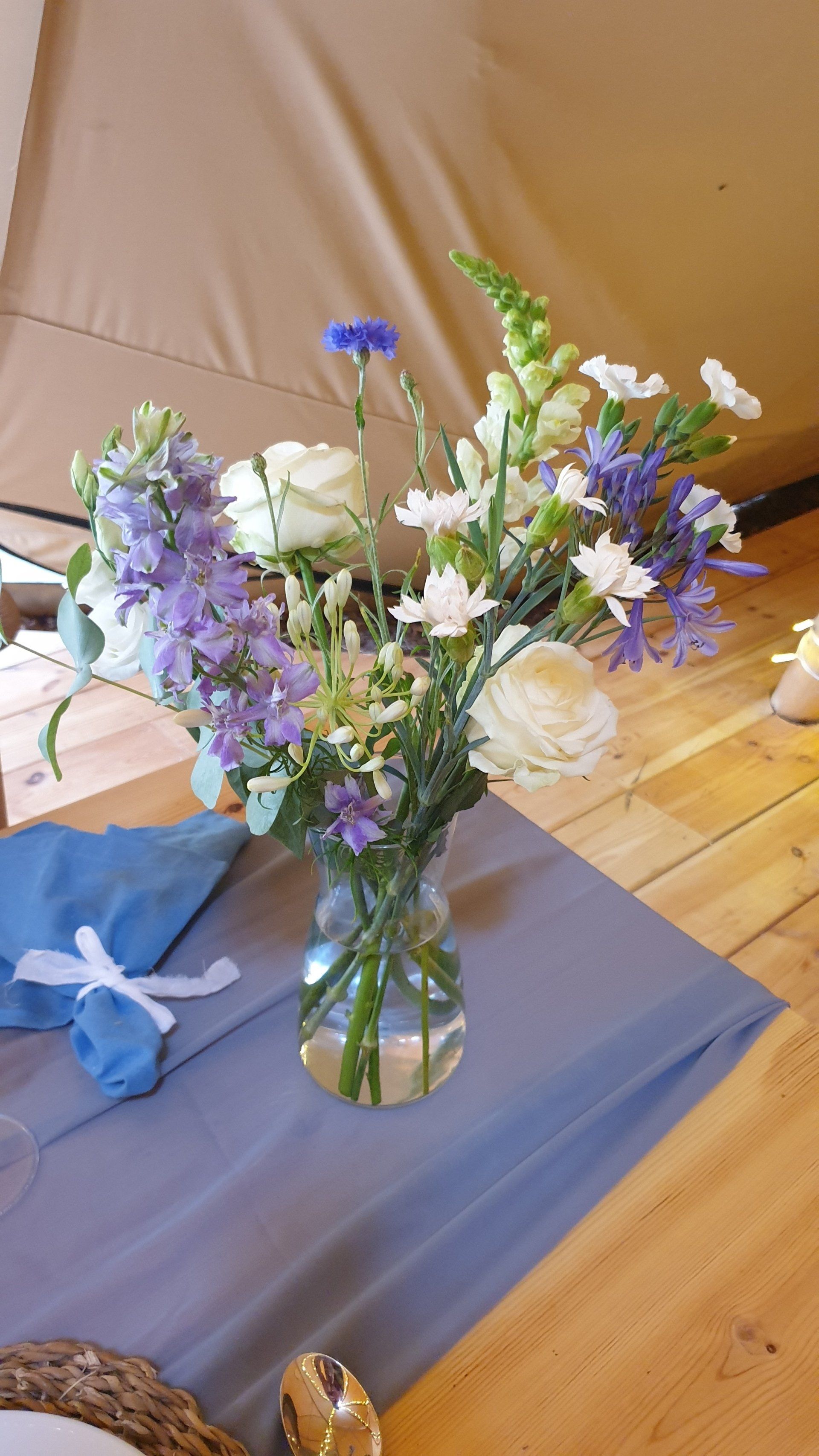 blue and cream wedding flowers