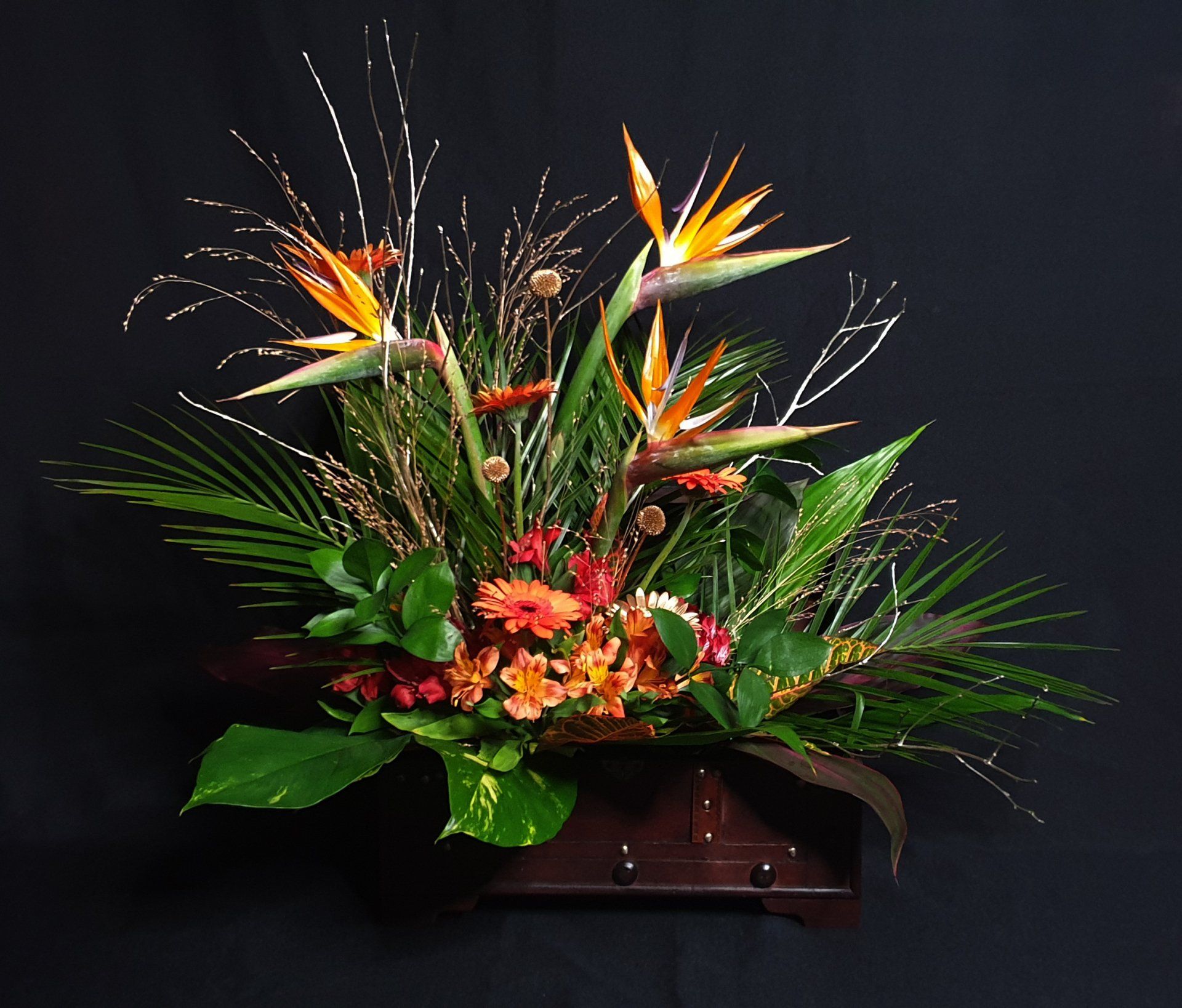 Tropical floral arrangement - amafloria