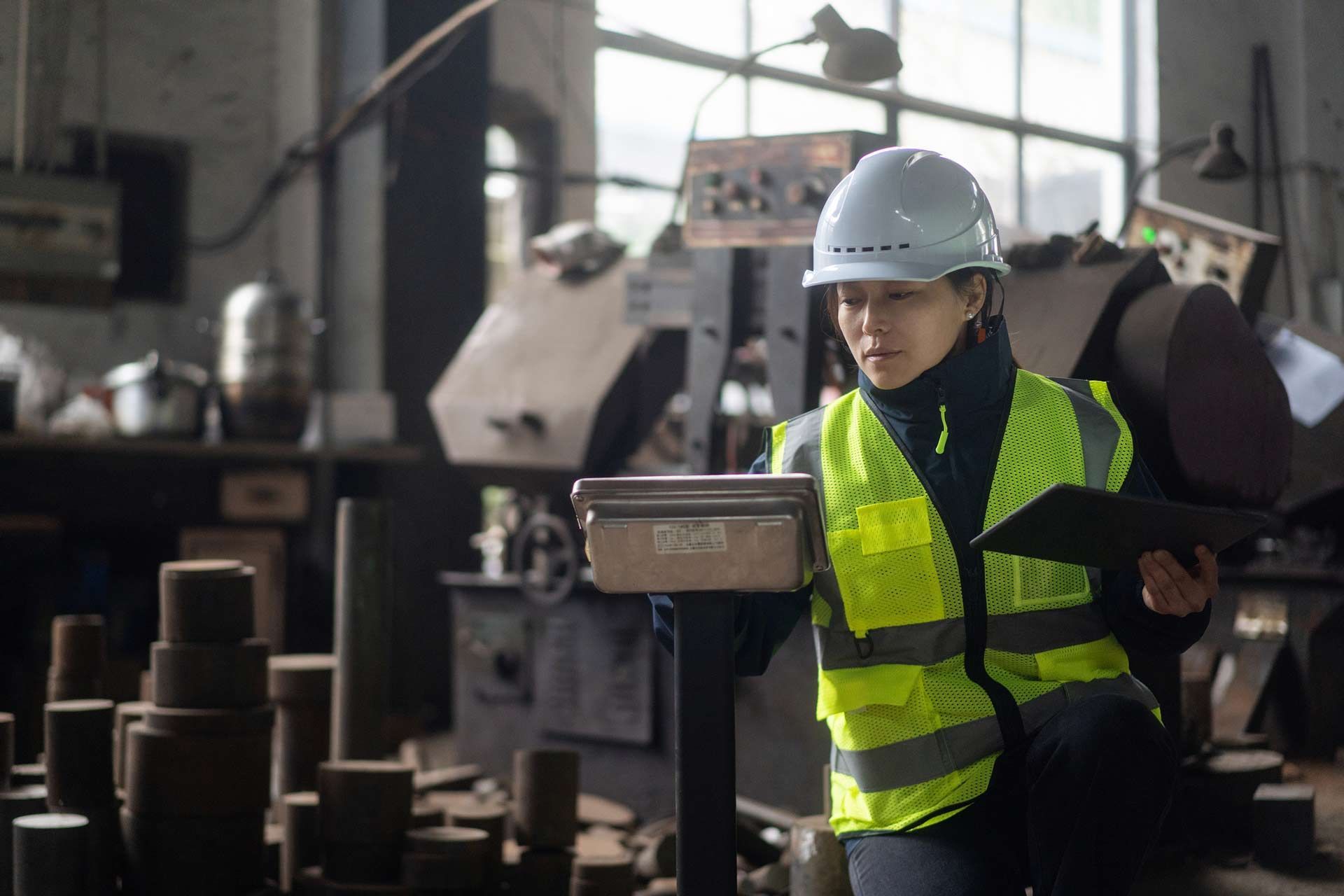 The engineer weighs with an electronic scale.