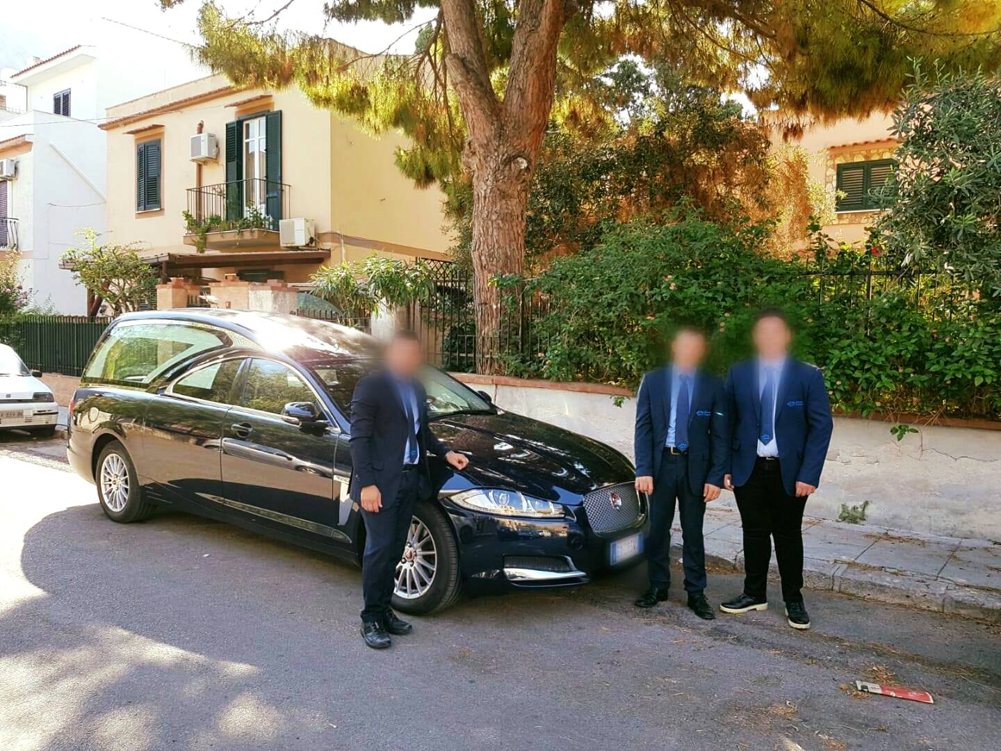 Carro funebre con impresari funebri