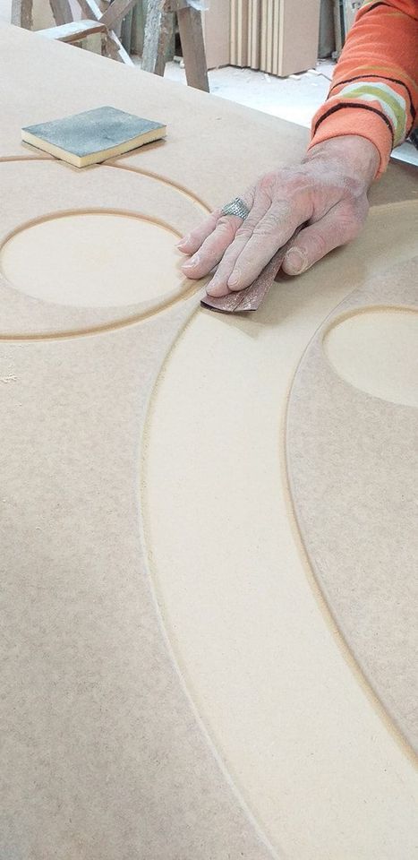 lavorazione del legno per decorazione di una porta