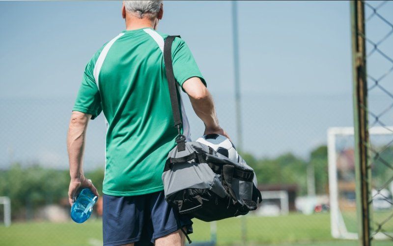 sportivo con borsone