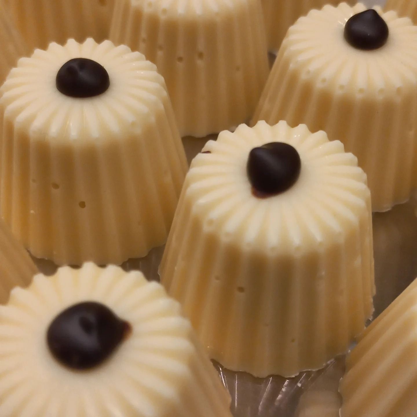 Caramelle al cioccolato bianco con gocce di cioccolato fondente.