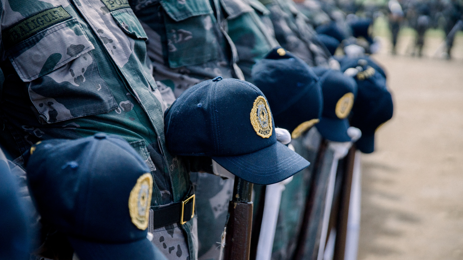 Person with a blue cast writing on a clipboard at a desk.