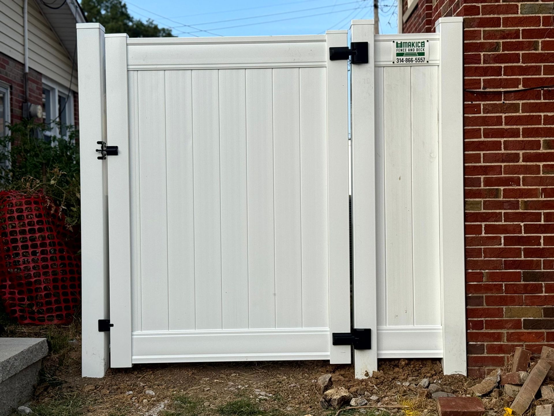 Vinyl privacy fence installation service available in Oakville MO