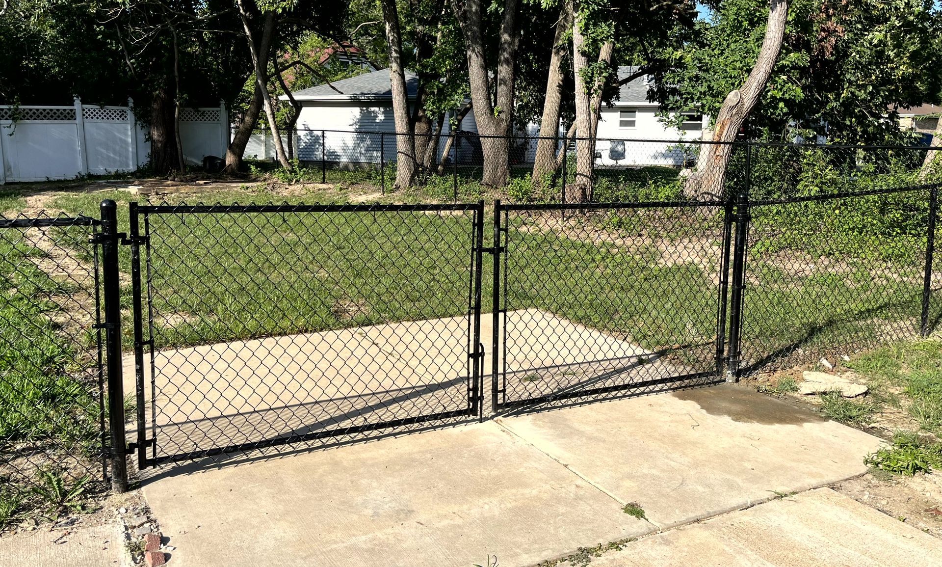 Black vinyl coated chain link fence installation by Makic Fence & Deck serving St. Louis County and Jefferson County