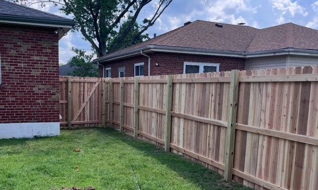 Wood privacy fence installation by local fence company in St. Louis, MO backyard – Makic Fence & Dec