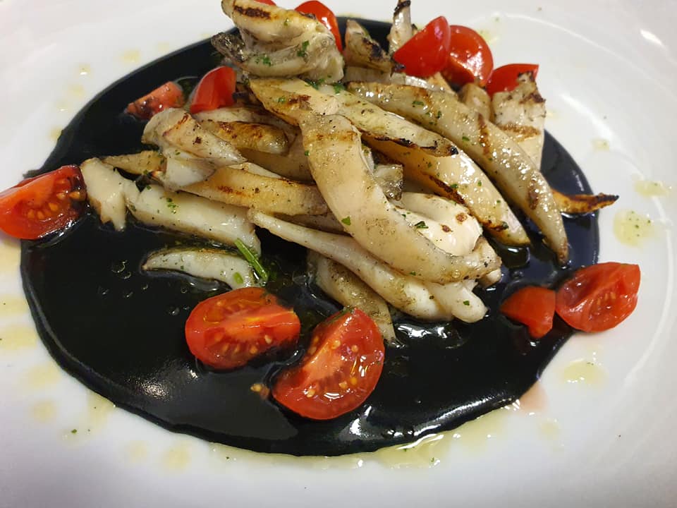 Piatto di pesce con pomodorini